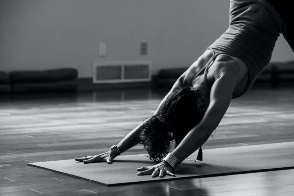 HjerneGlad yoga - syns, balance og proprioceptiv træning med nærvær og dybt åndedrag